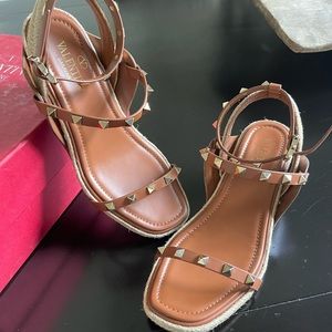 Valentino rockstud size 7 tan/brown shoes-sandal-heel-scrappy